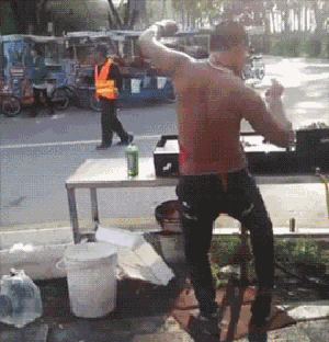 后面的大妈蠢蠢欲动