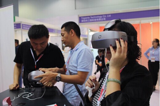 参会者体验大朋VR一体机