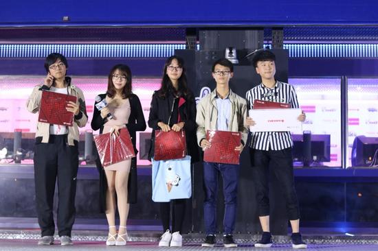 左2：主持人-樱桃