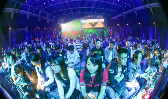 赛场下全神贯注的观众