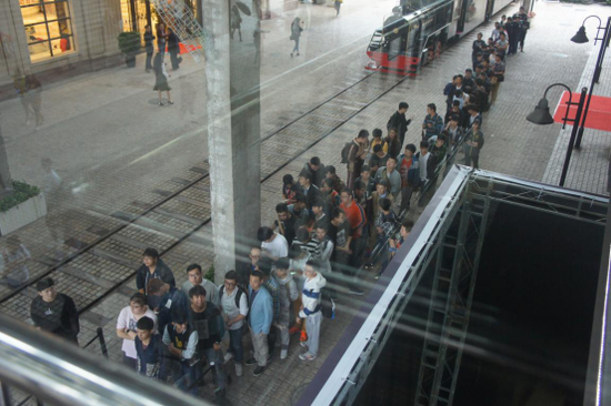 活动开始前在场外排队的玩家们