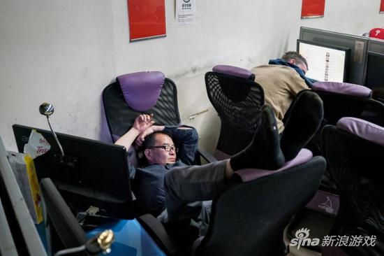 　“新空间”网吧内，一名男子睡得很沉。　