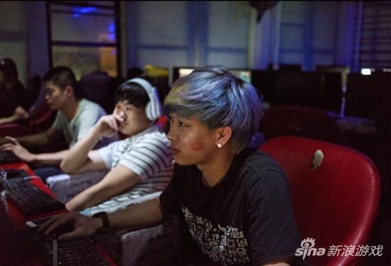 游戏玩家们在位于埃尔德里奇街的“新人类”网吧打游戏。