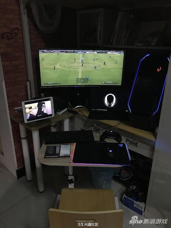 最“壕”大学生晒宿舍桌面