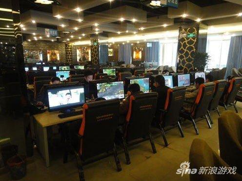 30岁男子穿裤衩网吧吃住一个月 把朋友当提款机