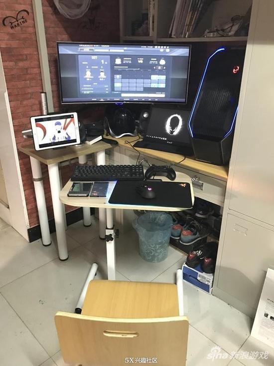 最“壕”大学生晒宿舍桌面