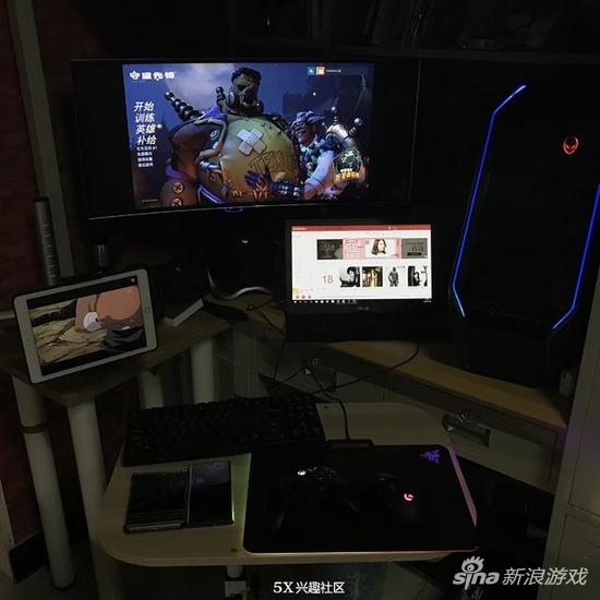 最“壕”大学生晒宿舍桌面