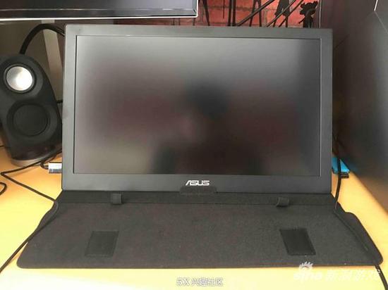 最“壕”大学生晒宿舍桌面