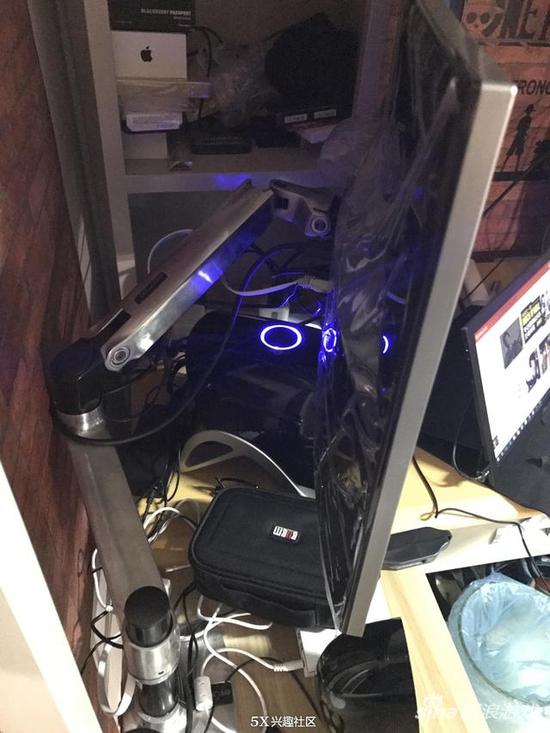 最“壕”大学生晒宿舍桌面