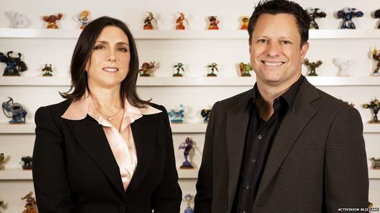 动视暴雪员工：Stacey Sher(左)和Nick Van Dyk(右)