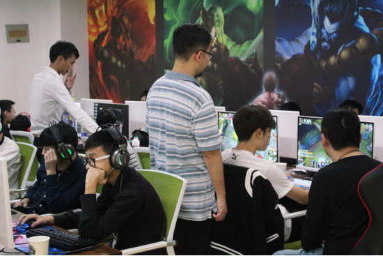 七煌电竞学院教练指导学员训练