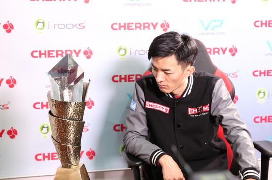 国土与冠军奖杯的惺惺相惜