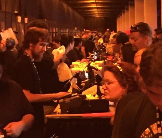 结账的柜台有20多个