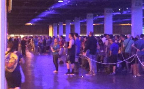 现场很暗 排队的人们