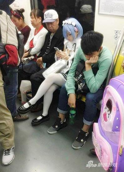 看把人家老大爷挤得