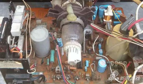 污迹斑斑的电路板