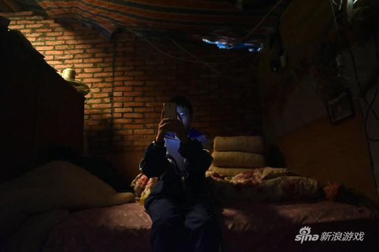 留守儿童玩游戏 3个月花掉爷爷奶奶2万积蓄