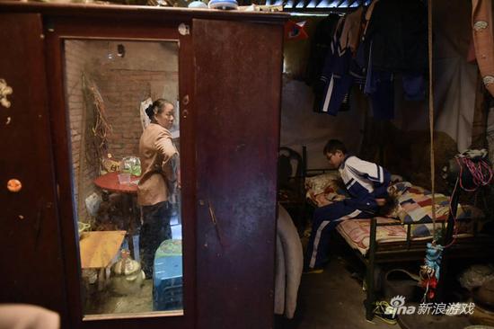 留守儿童玩游戏 3个月花掉爷爷奶奶2万积蓄