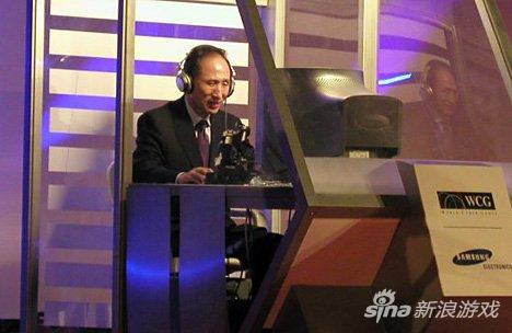 韩国前总统李明博在WCG的舞台上挑战星际明星选手