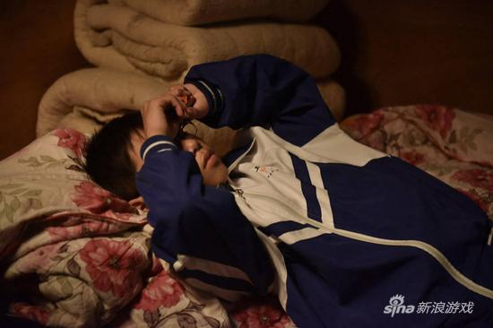 留守儿童玩游戏 3个月花掉爷爷奶奶2万积蓄