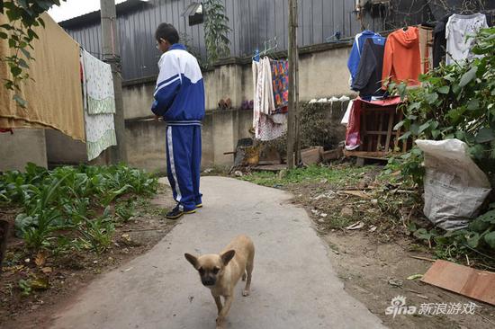 留守儿童玩游戏 3个月花掉爷爷奶奶2万积蓄