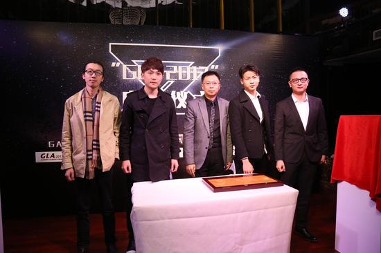 海南电竞CEO鲍杰与与战队代表签约按拳印