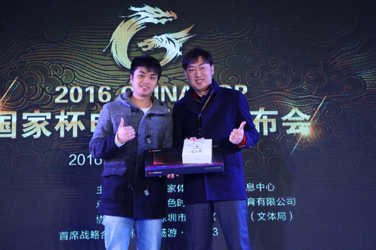 李晓峰(SKY)向大赛承办方代表赠送电竞设备