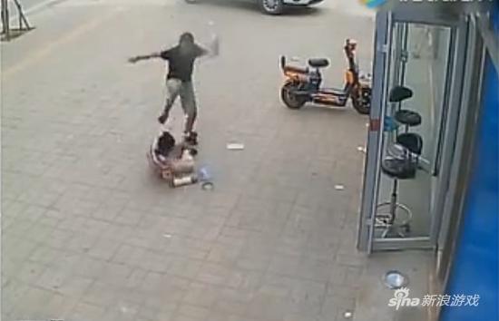 妈妈捡垃圾供儿子打游戏 网吧却遭孩子用拖鞋狂抽