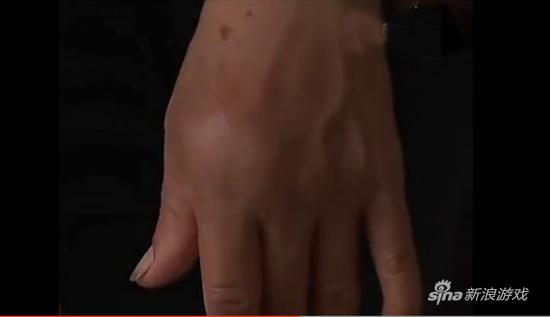 妈妈捡垃圾供儿子打游戏 网吧却遭孩子用拖鞋狂抽