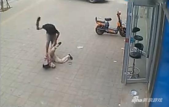 妈妈捡垃圾供儿子打游戏 网吧却遭孩子用拖鞋狂抽