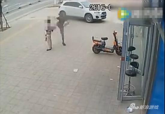 妈妈捡垃圾供儿子打游戏 网吧却遭孩子用拖鞋狂抽