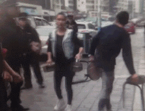 敢亲我们警花，打死你