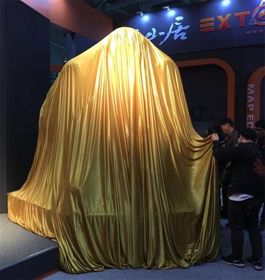 图2：好奇的小盆友都想揭开看看究竟