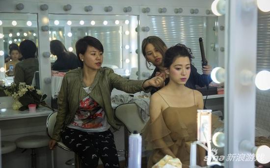 化妆师为女主播化妆