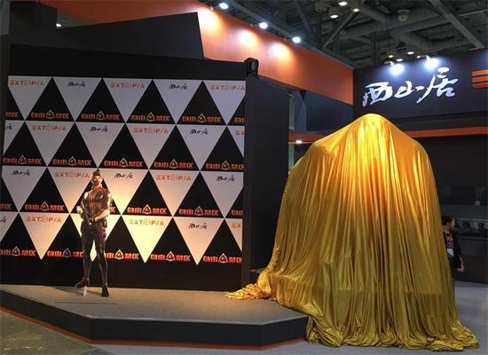 图1：安静角落里披着金色幕布的神秘物件