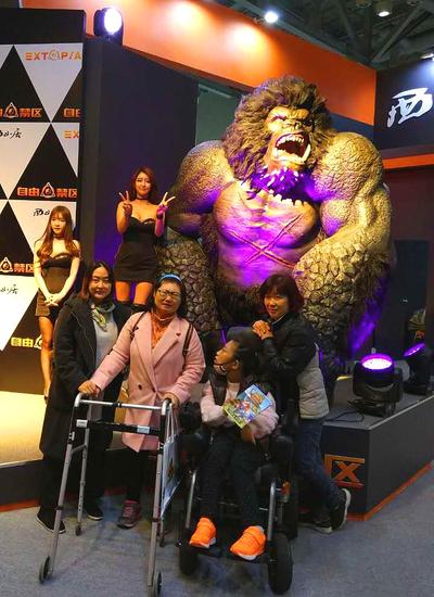 图6：小伙伴与大猩猩合影