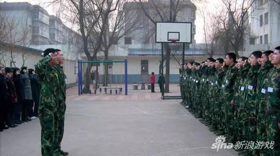 据2007年被送去治疗的“盟友”透露，每天晨跑后，“盟友”和家长都需要一起背诵网戒中心编撰的一则内容。背诵完毕后，再吃早餐，开始上课。