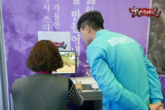 图1：参观者试玩《蛮荒搜神记》