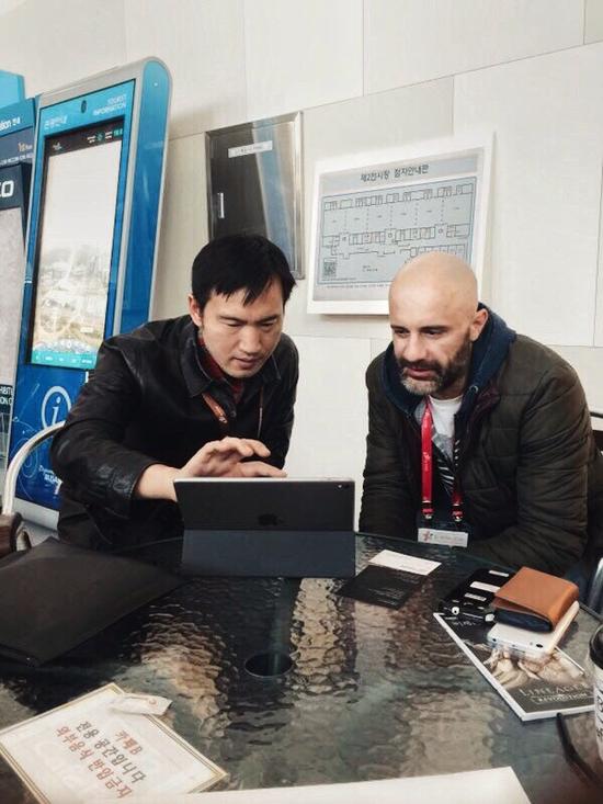 制作人与海外发行商热切交流