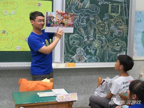 实习老师此前的《疯狂动物城》黑板画