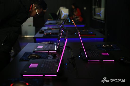 【ALIENWARE炫彩侧光】