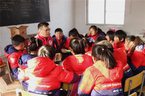 孩子们在认真倾听三国故事