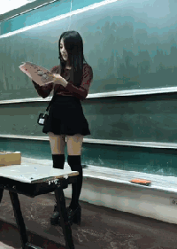 直播中她穿着短裙和黑色过膝袜,露出绝对领域,让现场学生瞬间疯狂.