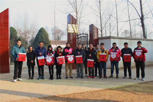 暖流队伍在河南省兰考县郑庄小学门口