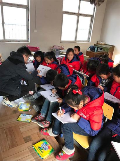 叔叔教我画了一只快乐的小熊猫