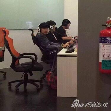 “网瘾少年”林俊杰现身网吧打游戏被围观