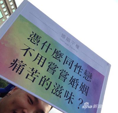 我被左下角的眼神迷住了