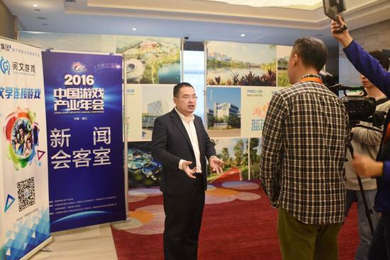 （上图：吴文辉接受韩国KBS电视台专访）