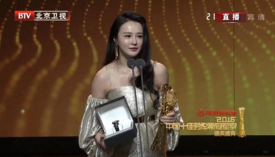 邹市明的妻子上台领奖