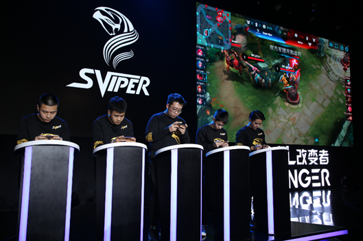 两大职业竞技战队采用酷派改变者S1进行巅峰对决